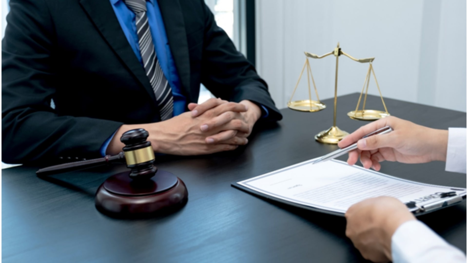 Choosing the Right Commercial Lawyer for Your Business: What to Consider